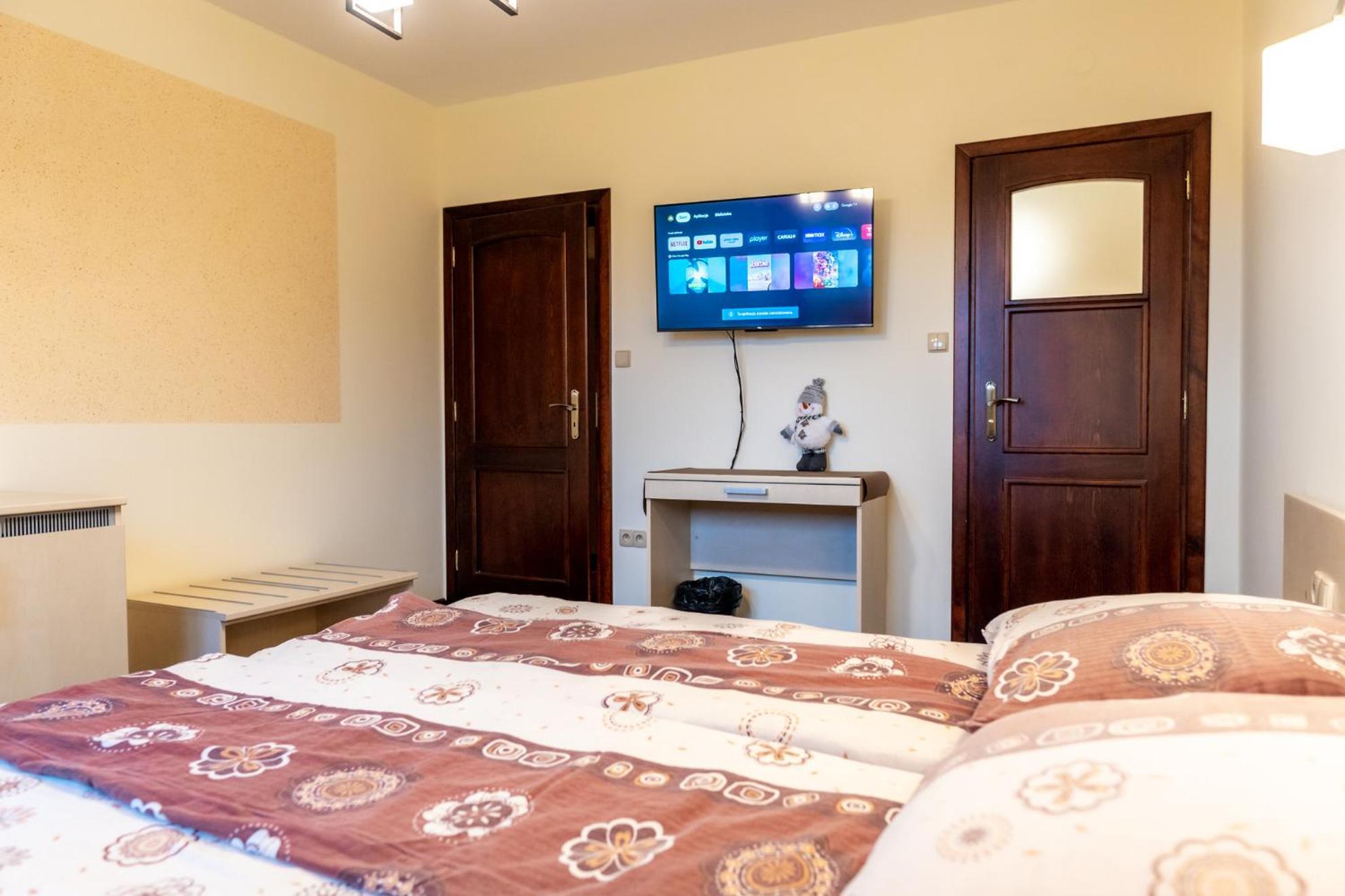 Gosciniec Stara Szkola Hotel Haluszowa Buitenkant foto