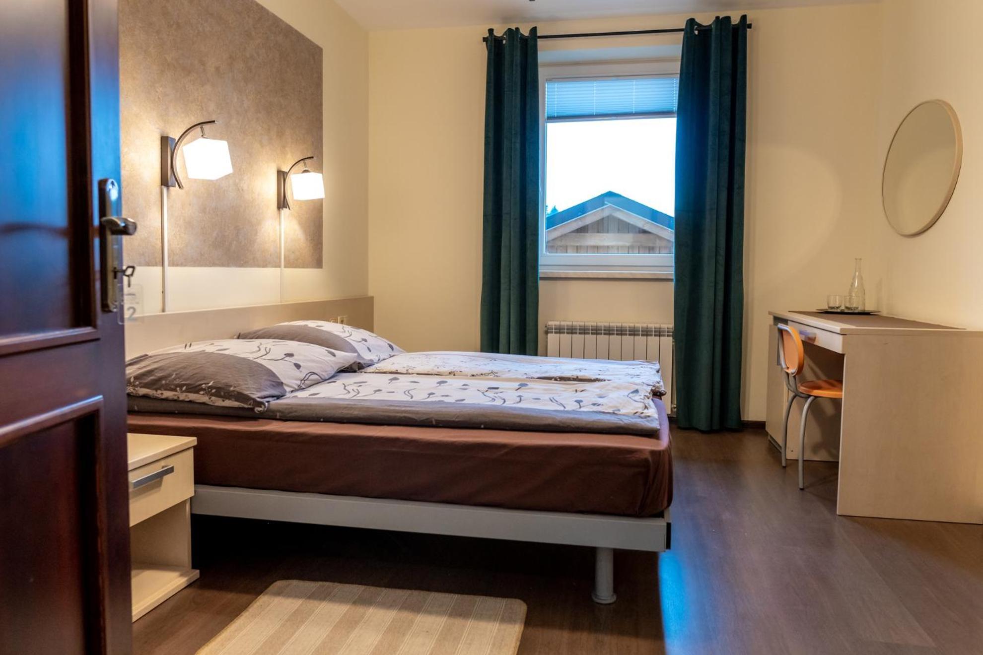 Gosciniec Stara Szkola Hotel Haluszowa Buitenkant foto